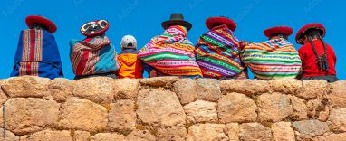 feit klein cijfer Panoramische foto van Quechua inheemse vrouwen in traditionele kleding met  een jongen zittend op een oude Inca-muur in Chinchero, provincie Cusco,  Peru. #289010147 - Naadloos behang