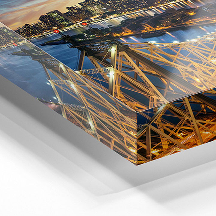 Kleurige stadsfoto geprint op glanzend plexiglas