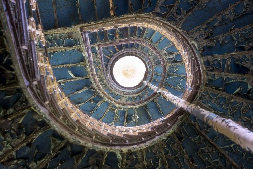 Blauwe Trap in Vervallen Paleis © Roman Robroek