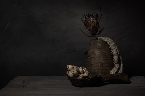 Donker stilleven met droogbloemen en oude houten kruik en lepel (horizontaal) © Mayra Fotografie