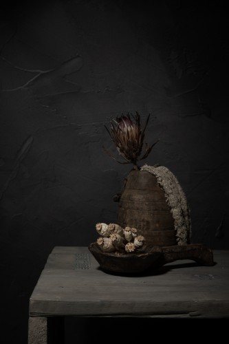 Donker stilleven met droogbloemen en oude houten kruik en lepel (verticaal) © Mayra Fotografie