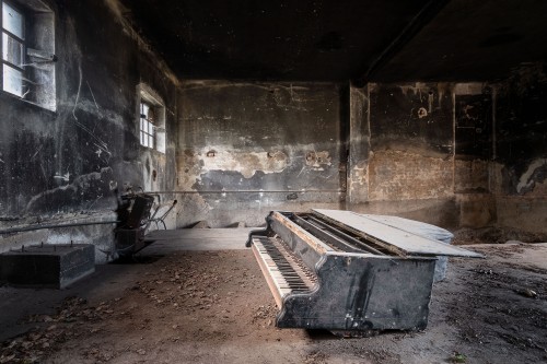 Piano in Donkere Garage © Roman Robroek
