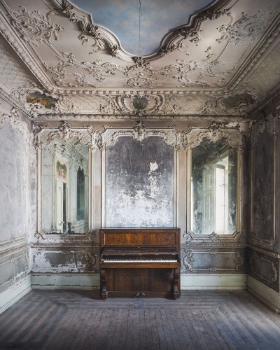 Piano in Portugese Villa © Roman Robroek