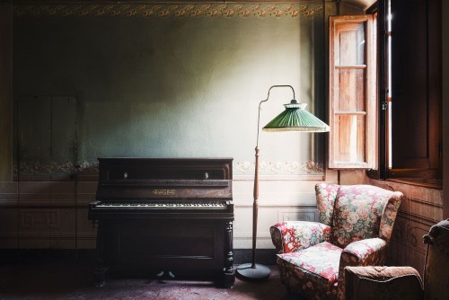 Piano in Verlaten Italiaanse Villa © Roman Robroek