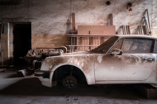Porsche in Verlaten Garage © Roman Robroek