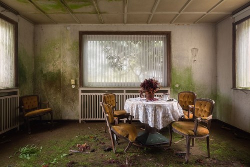 Restaurant in Verlaten Hotel © Roman Robroek