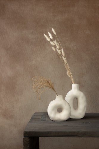 Stilleven met droogbloemen in witte kruiken © Mayra Fotografie