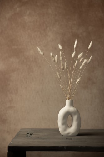 Stilleven met droogbloemen in witte vaas