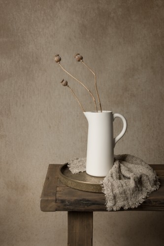 Stilleven met gedroogde papavers in witte kruik © Mayra Pama
