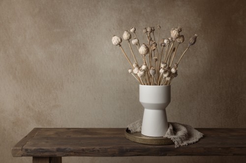 Stilleven met gedroogde papavers in witte vaas © Mayra Pama
