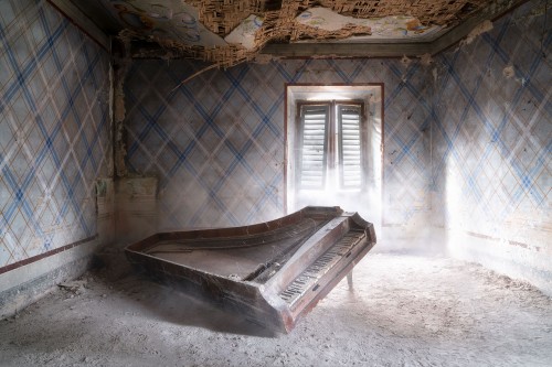 Verlaten Piano in Boerderij © Roman Robroek