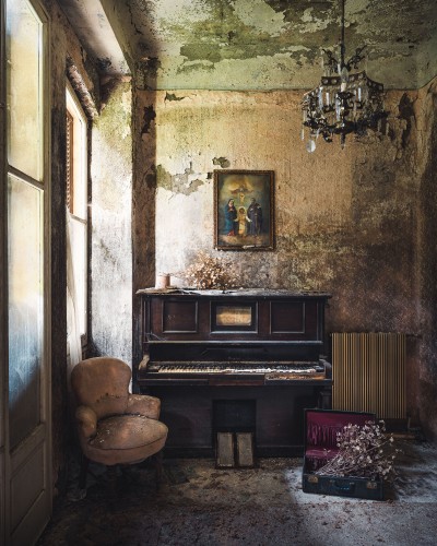 Verlaten Piano in Karakteristieke Villa © Roman Robroek