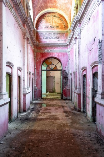 Verlaten Roze Gang in Verval © Roman Robroek