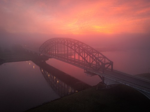 Zwolle Oude IJsselbrug in de mist © Thomas Bartelds