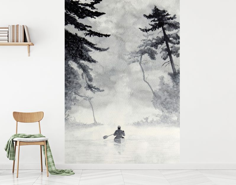 Man in kano op mistig water in boslandschap