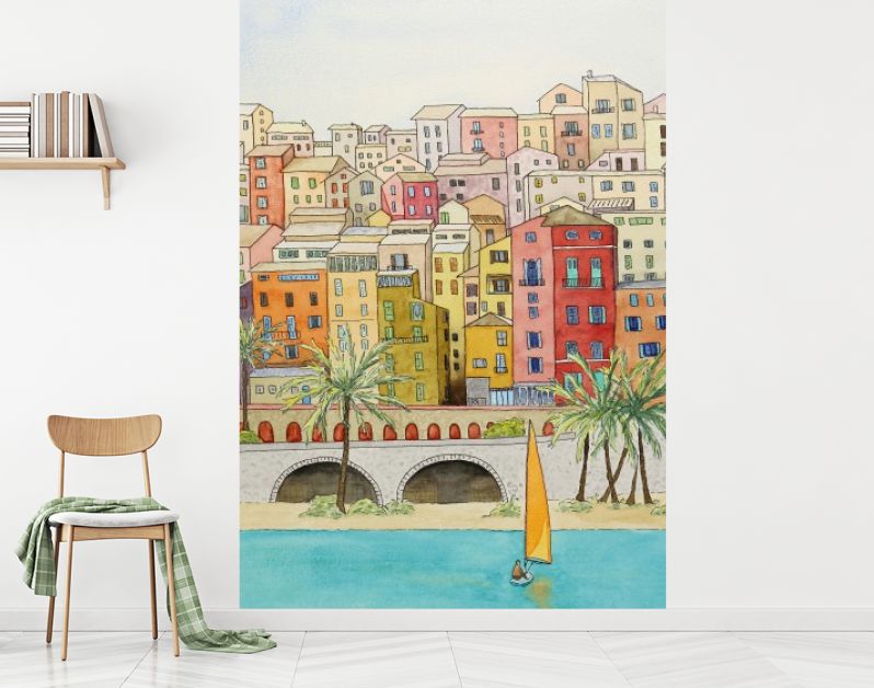 Mediterrane kuststad met zeilboot en palmbomen