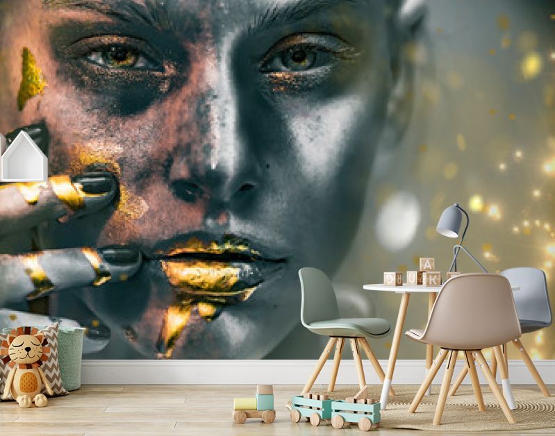 Gouden verfvlekken druipen van het gezicht, de lippen en de hand van de vrouw, lipgloss druipt van sexy lippen, gouden vloeistofdruppels op de mond van een mooi modelmeisje, gouden metalen huidmake-up. Schoonheid vrouw make-up close