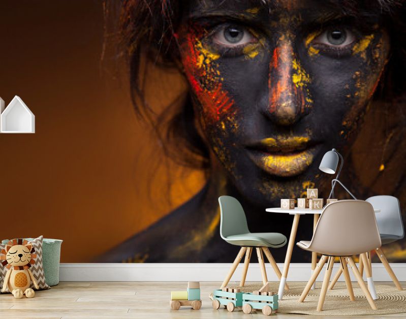 donker portret van vrouw in zwarte verf met gele vegen