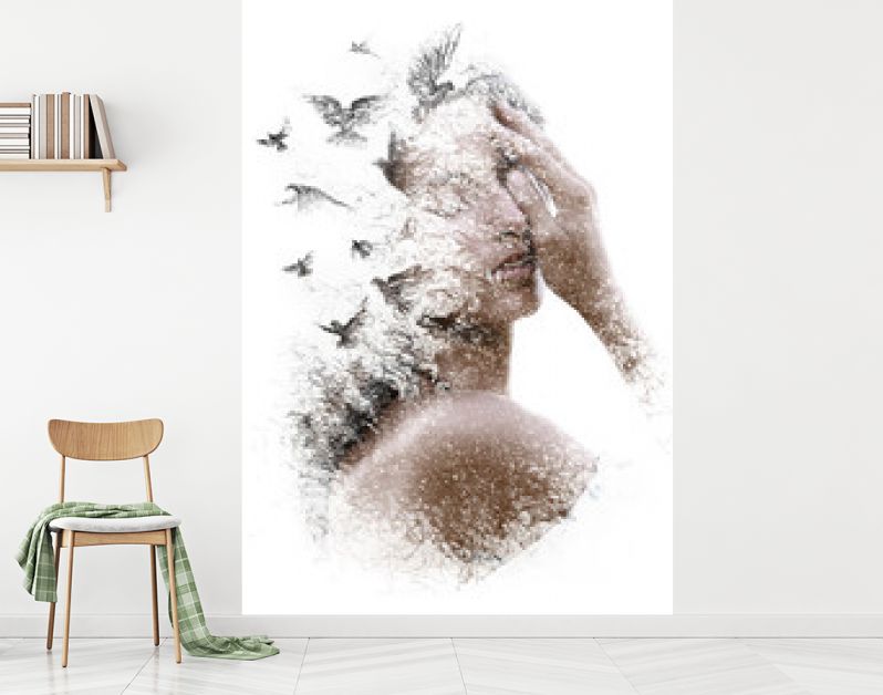 Paintografie. Double Exposure-portret van een elegante vrouw met gesloten ogen gecombineerd met handgemaakte potloodtekening van een zwerm vogels die vrij rondvliegen en lijken op uiteenvallende deeltjes van haar wezen