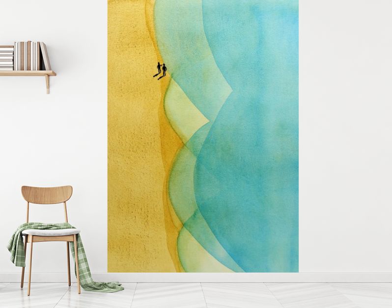 Twee wandelaars op strand bij turquoise zee