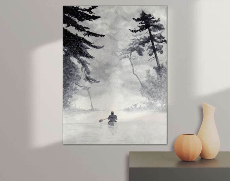 Man in kano op mistig water in boslandschap