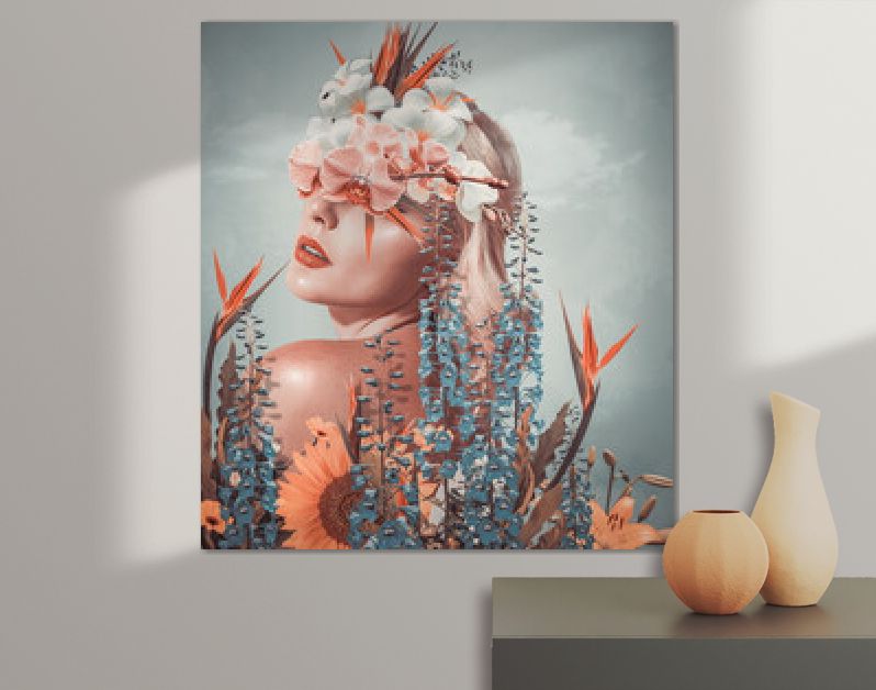 Abstracte kunstcollage van jonge vrouw met bloemen