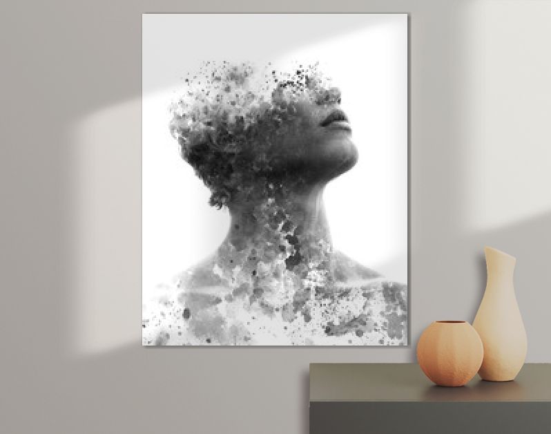 Paintografie. Dubbelbelicht portret van een aantrekkelijk model gecombineerd met handgetekende inktschildering met diepte en textuur