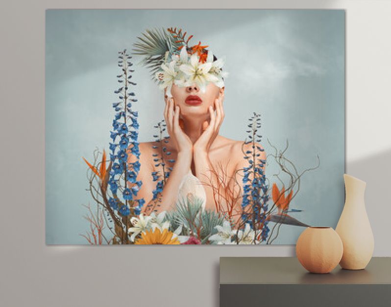 Abstracte kunstcollage van jonge vrouw met bloemen