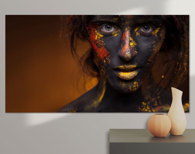 donker portret van vrouw in zwarte verf met gele vegen