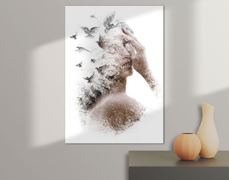 Paintografie. Double Exposure-portret van een elegante vrouw met gesloten ogen gecombineerd met handgemaakte potloodtekening van een zwerm vogels die vrij rondvliegen en lijken op uiteenvallende deeltjes van haar wezen