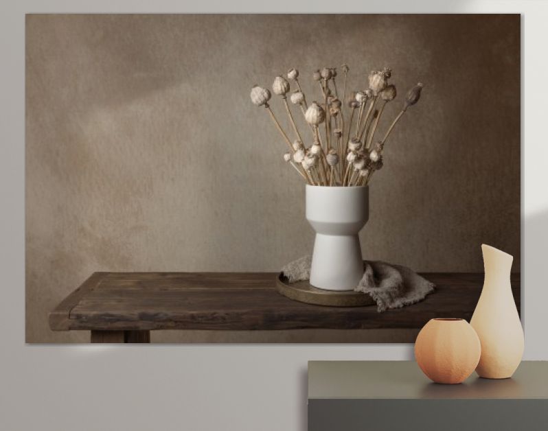 Stilleven met gedroogde papavers in witte vaas