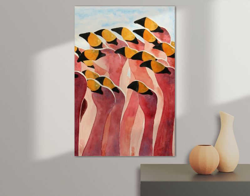 Groep flamingo’s met opgeheven koppen