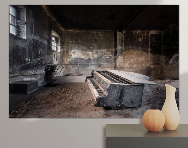 Piano in Donkere Garage