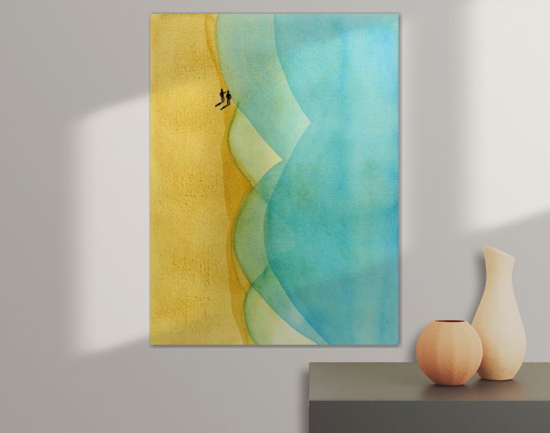 Twee wandelaars op strand bij turquoise zee