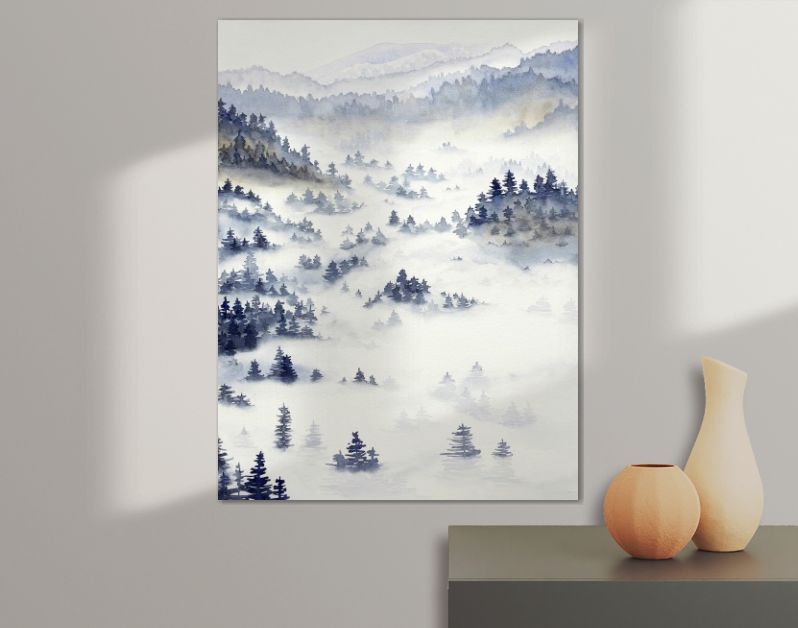 Landschap met dennenbos en ochtendmist