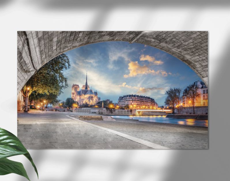 Notre Dame de Paris uitzicht vanaf de rivier de Seine zonder mensen bij zonsondergang. Uitzicht onder de brug van de kathedraal in Parijs, Frankrijk.