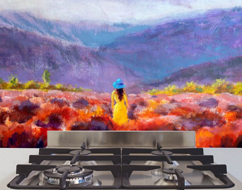 Mooi meisje in een gele jurk staat in een bloemenveld, lavendelveld. Zomers warm bloemenlandschap - acrylolieverfschilderij op canvas.