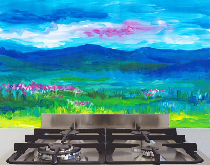 Olieverf landschap schilderij. Blauwe bergen, groene velden, roze bloemen, avondrood.