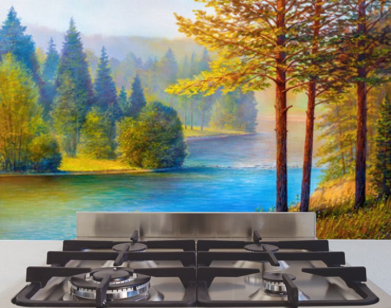 Ochtendlandschap met dennen en rivier.