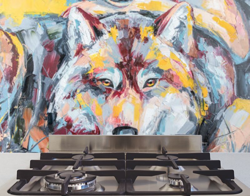 Oliewolf portret schilderij in veelkleurige tinten. Conceptueel abstract schilderij van een paar wolven. Close-up van een schilderij door olie en Paletmes op canvas.