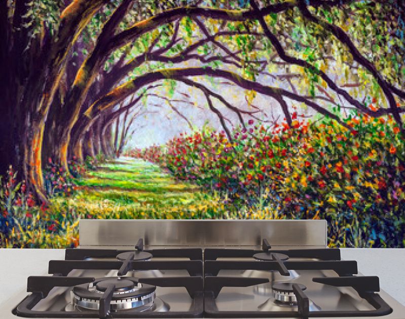 Open plek in een fantastisch zonnig bos met grote reuzenbomen en prachtige struiken met weelderige bloemen - acryl, olieverf om sprookjes voor kinderen te illustreren