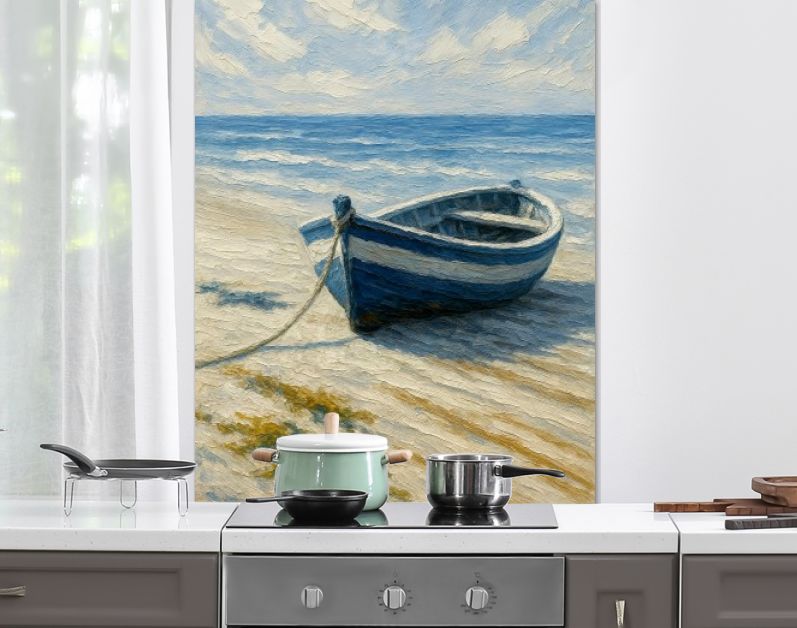 Blauwe roeiboot op rustig strand bij zee