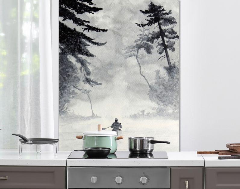 Man in kano op mistig water in boslandschap