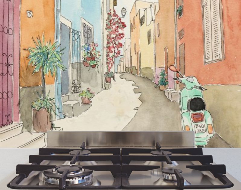 Groene scooter in smalle mediterrane straat