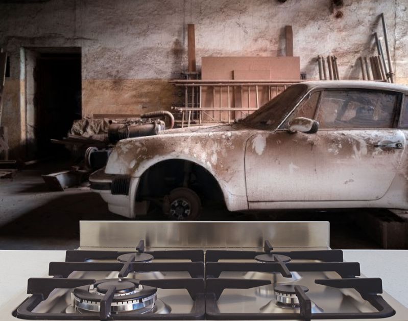 Porsche in Verlaten Garage