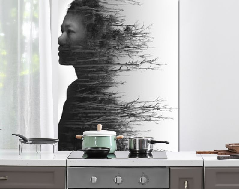 Dubbel belichtingsportret van jonge vrouw en gedroogd bos