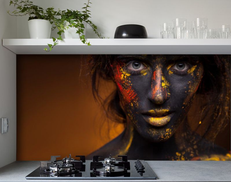 donker portret van vrouw in zwarte verf met gele vegen