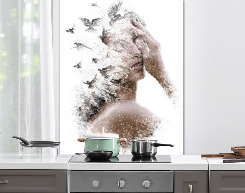 Paintografie. Double Exposure-portret van een elegante vrouw met gesloten ogen gecombineerd met handgemaakte potloodtekening van een zwerm vogels die vrij rondvliegen en lijken op uiteenvallende deeltjes van haar wezen