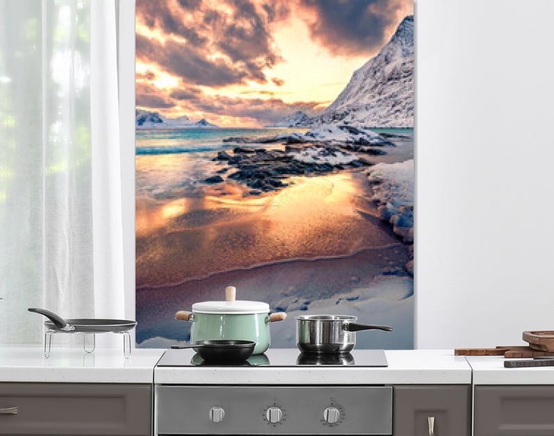 Kleurrijke de winterzonsondergang op Lofoten-eilanden, Noorwegen, Europa. Adembenemende ochtendscène van populaire toeristenbestemming - Skagsanden-strand, Flaktadoya-eiland. Ongerept winterlandschap.