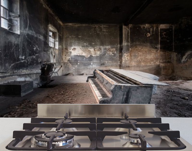 Piano in Donkere Garage